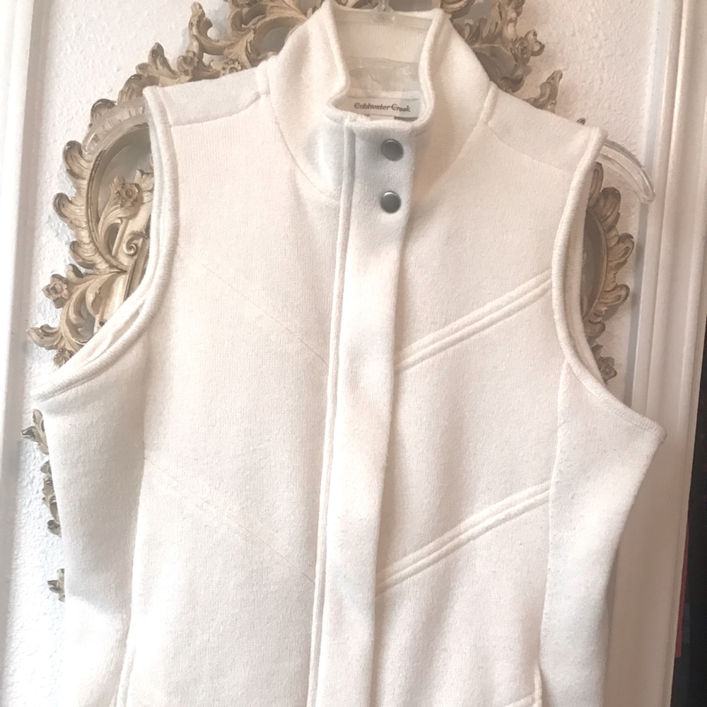 Fitted, w/pockets Vest